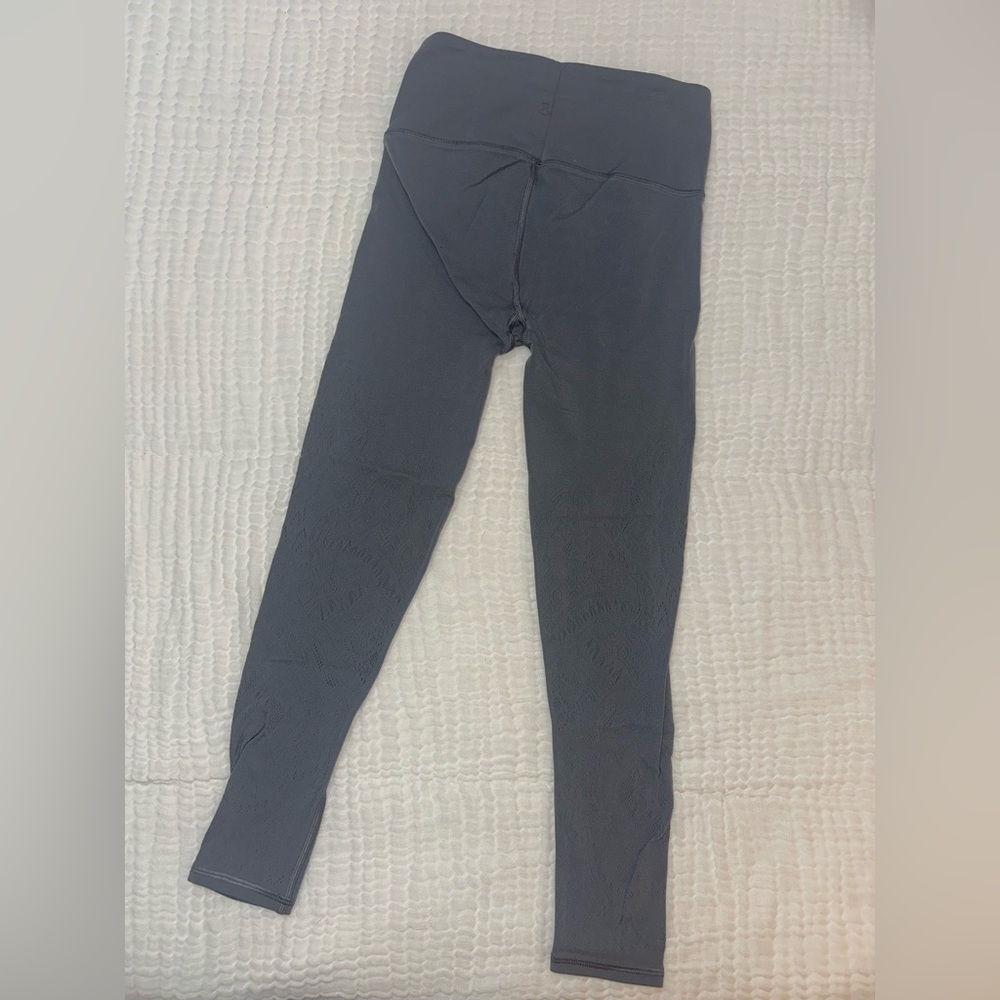 GRAY LULULEMON LEGGINGS WITHE LACE DETAIL - Picture 5 of 5
